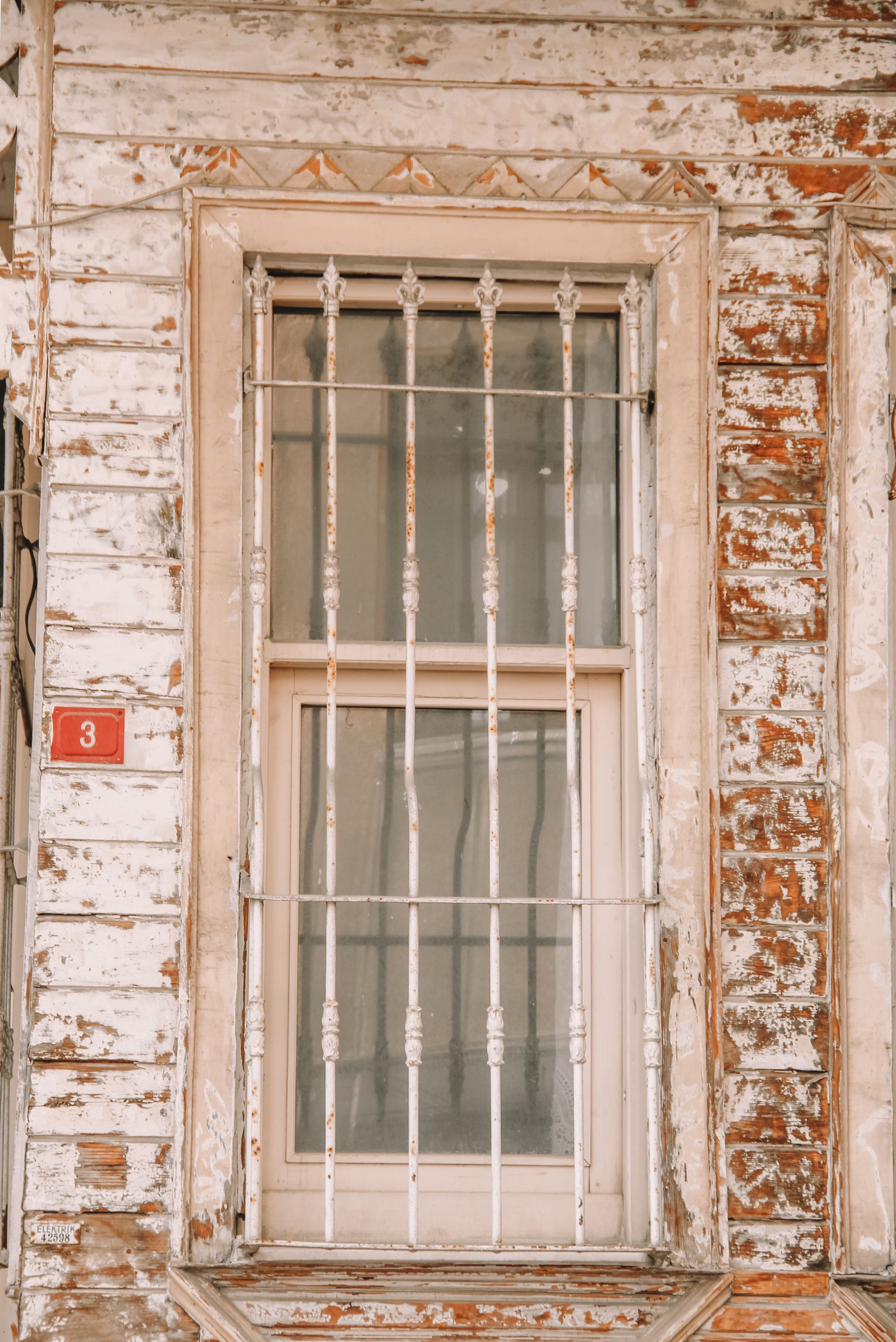 Window in an Old Building · Free Stock Photo
