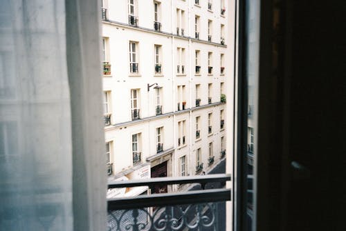 Foto d'estoc gratuïta de arquitectura, balcó, barana de metall