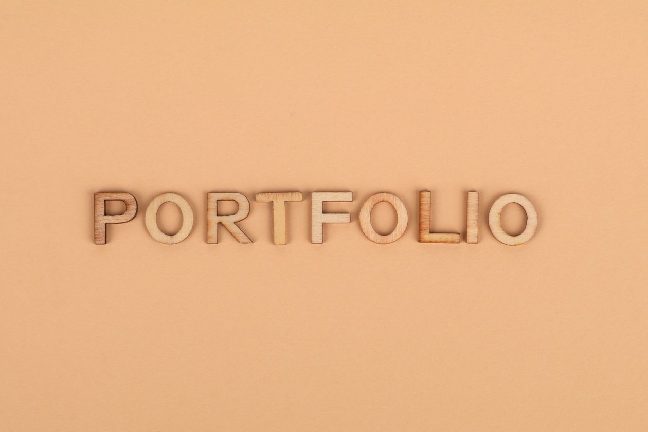 나무 블록으로 만든 PORTFOLIO 글자