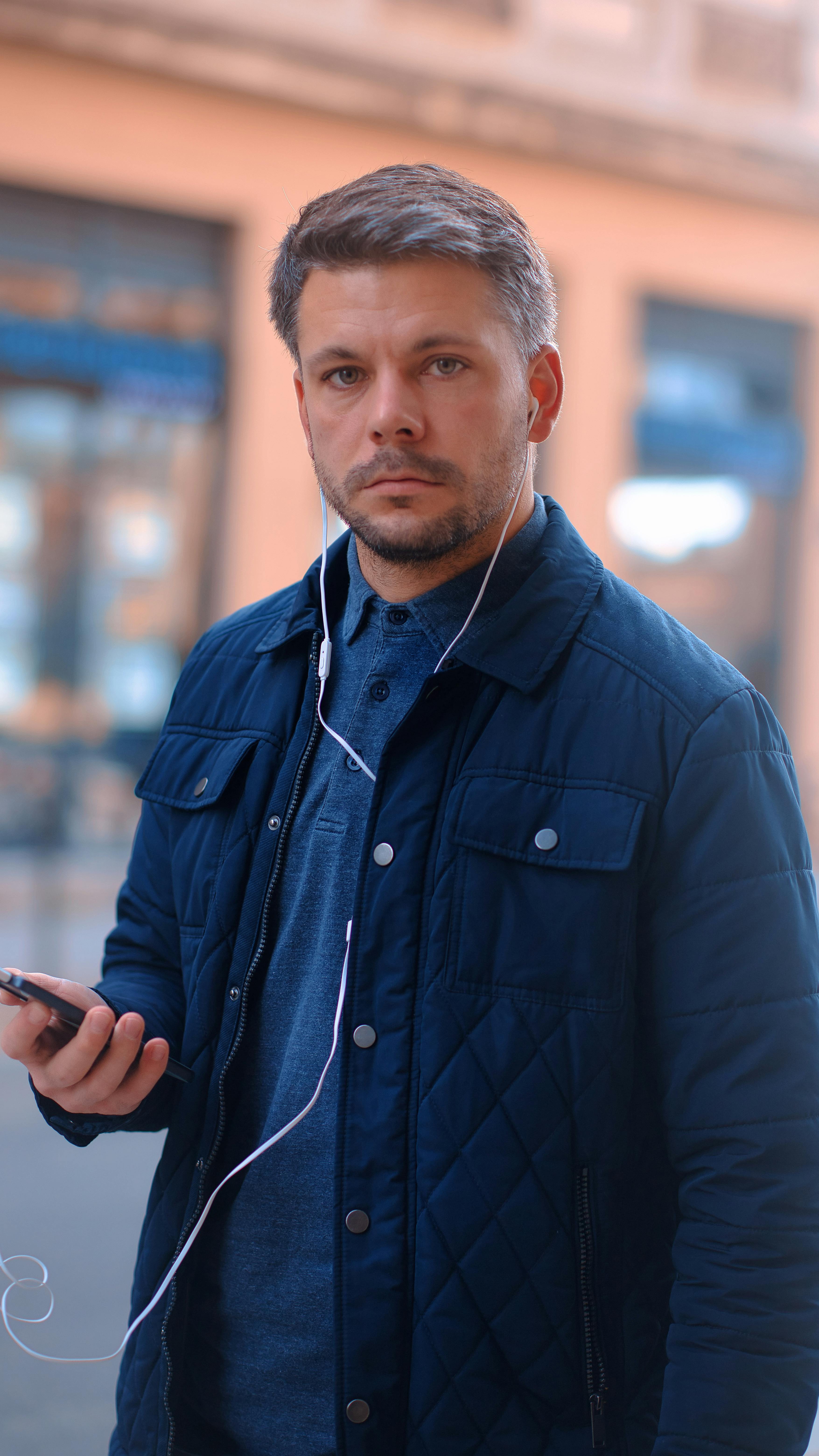 Ücretsiz açık hava, adam, akıllı telefon içeren Ücretsiz stok fotoğraf Stok Fotoğraflar