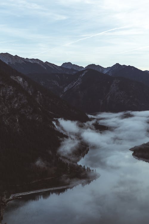 Foto profissional grátis de enevoado, montanhas, natureza