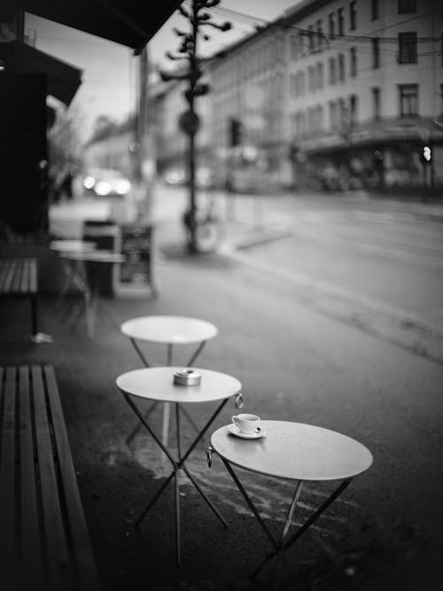 Foto stok gratis hitam & putih, jalan-jalan kota, kafe