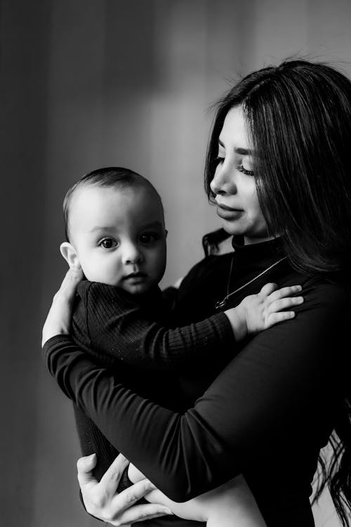 Foto d'estoc gratuïta de bebè, blanc i negre, dona