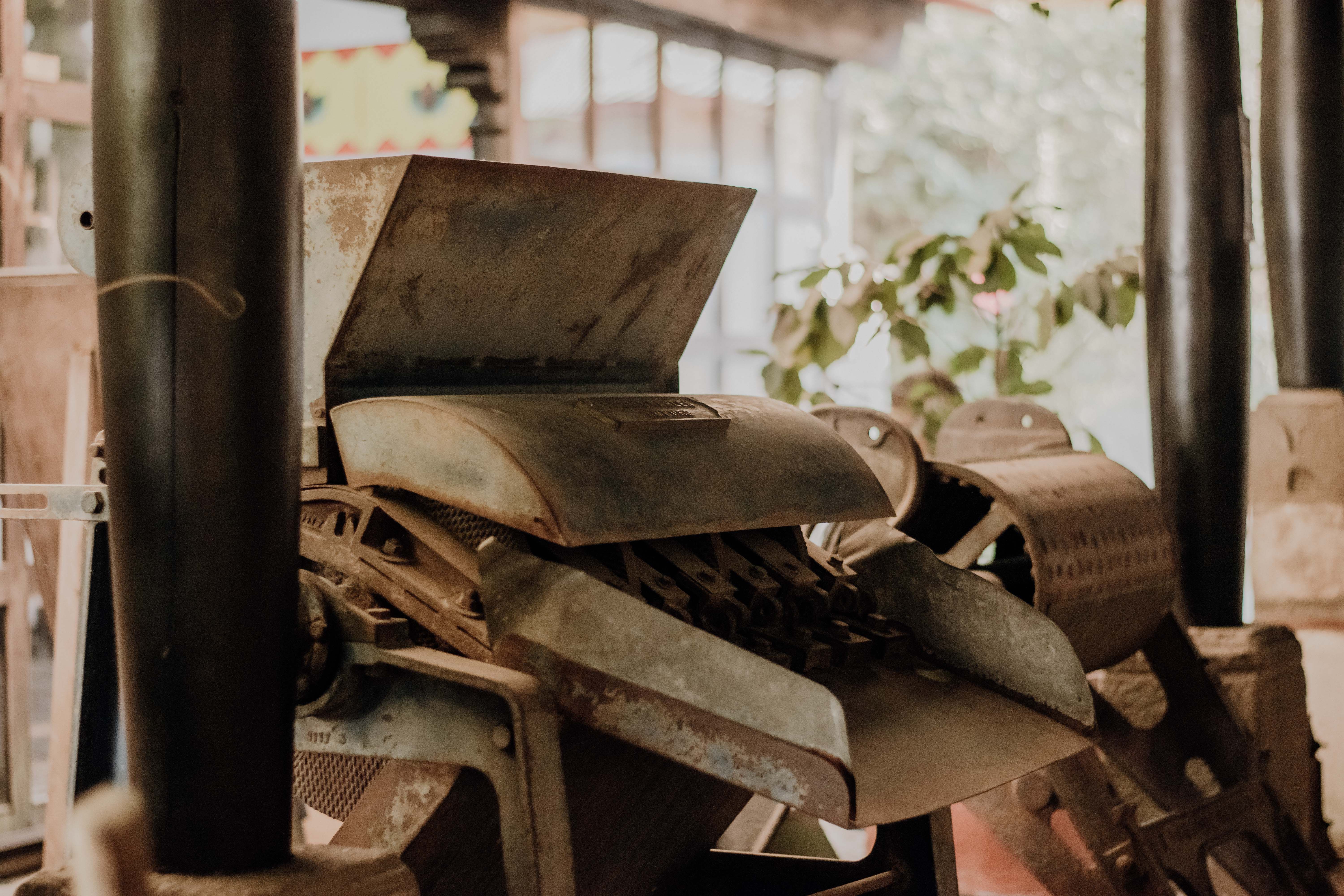 Remains of Rusty Typewriter · Free Stock Photo