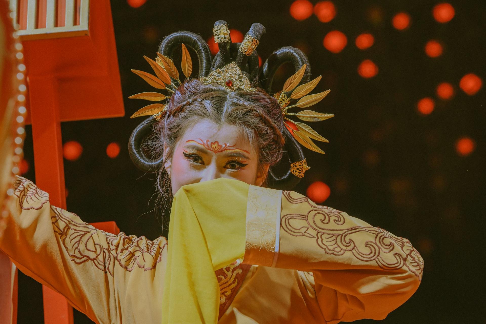 Une femme en robe chinoise orientale