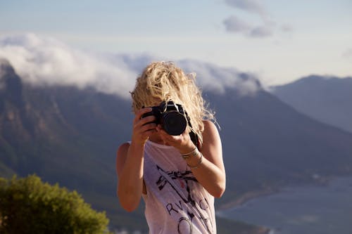 Person, Die Foto Mit Landschaftshintergrund Nimmt