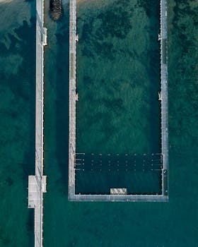 墨尔本海滨建筑的鸟瞰图令人惊叹，完美展现了现代设计与自然美景