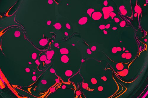 Free Dynamic abstract painting with vibrant pink patterns on a deep green background, showcasing fluid art style. Stock Photo