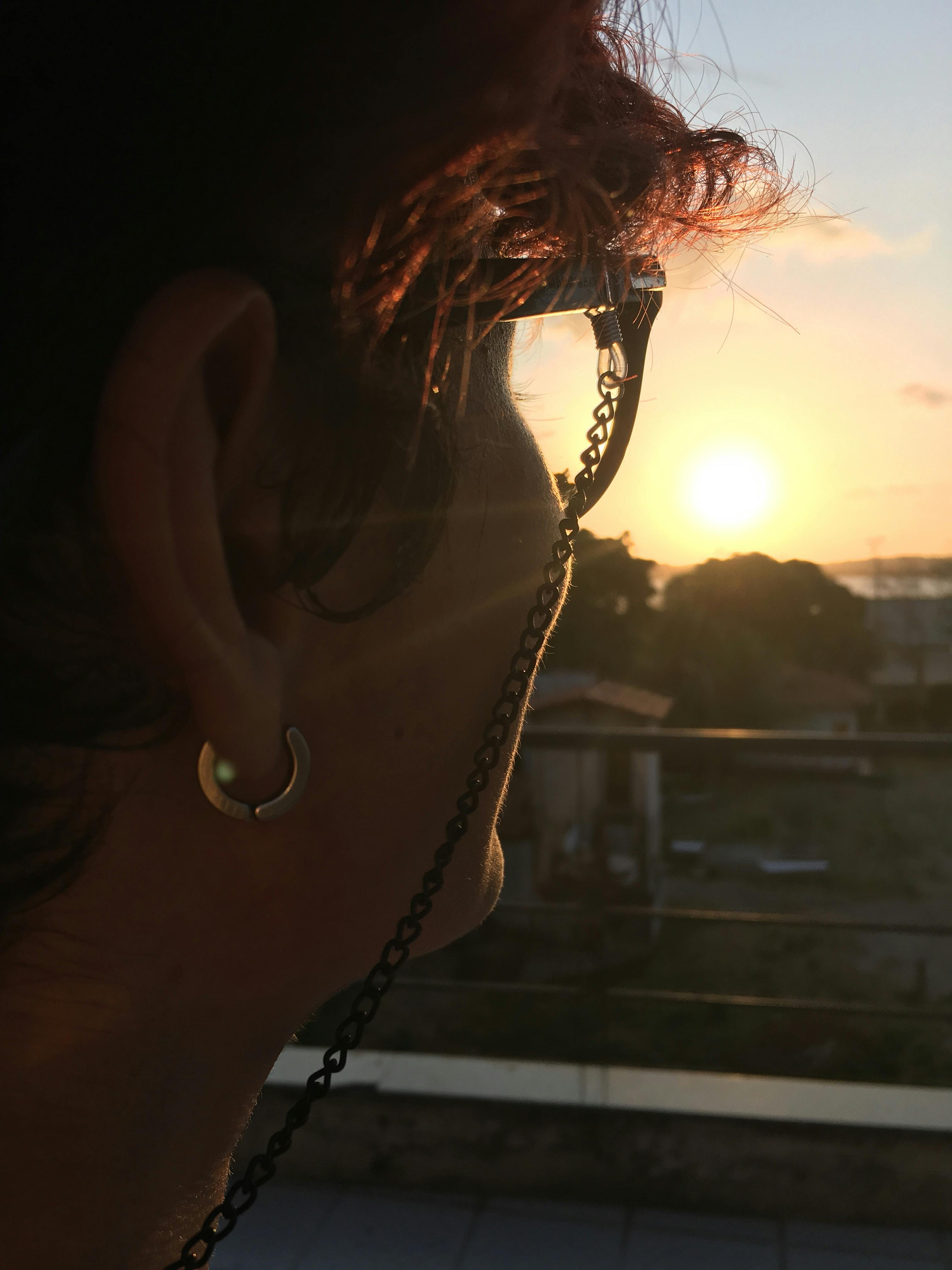 ブラジル人女性 めがね 夕日の無料の写真素材 ブラジル人女性 めがね 夕日の無料の写真素材