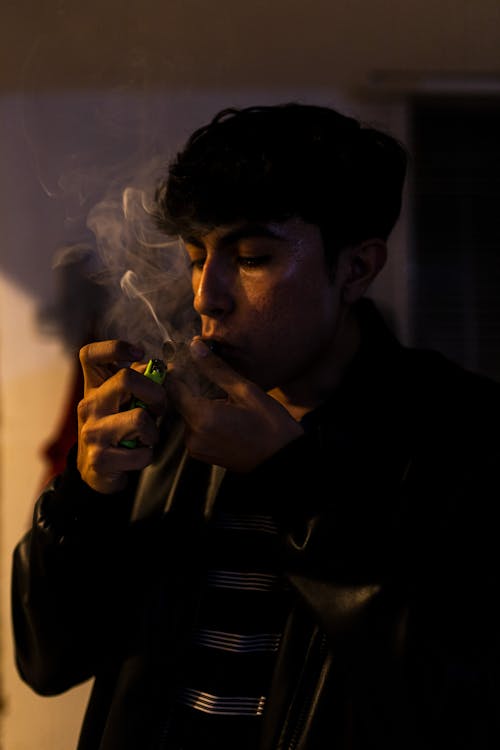 까만 재킷, 남자, 담배 파이프의 무료 스톡 사진