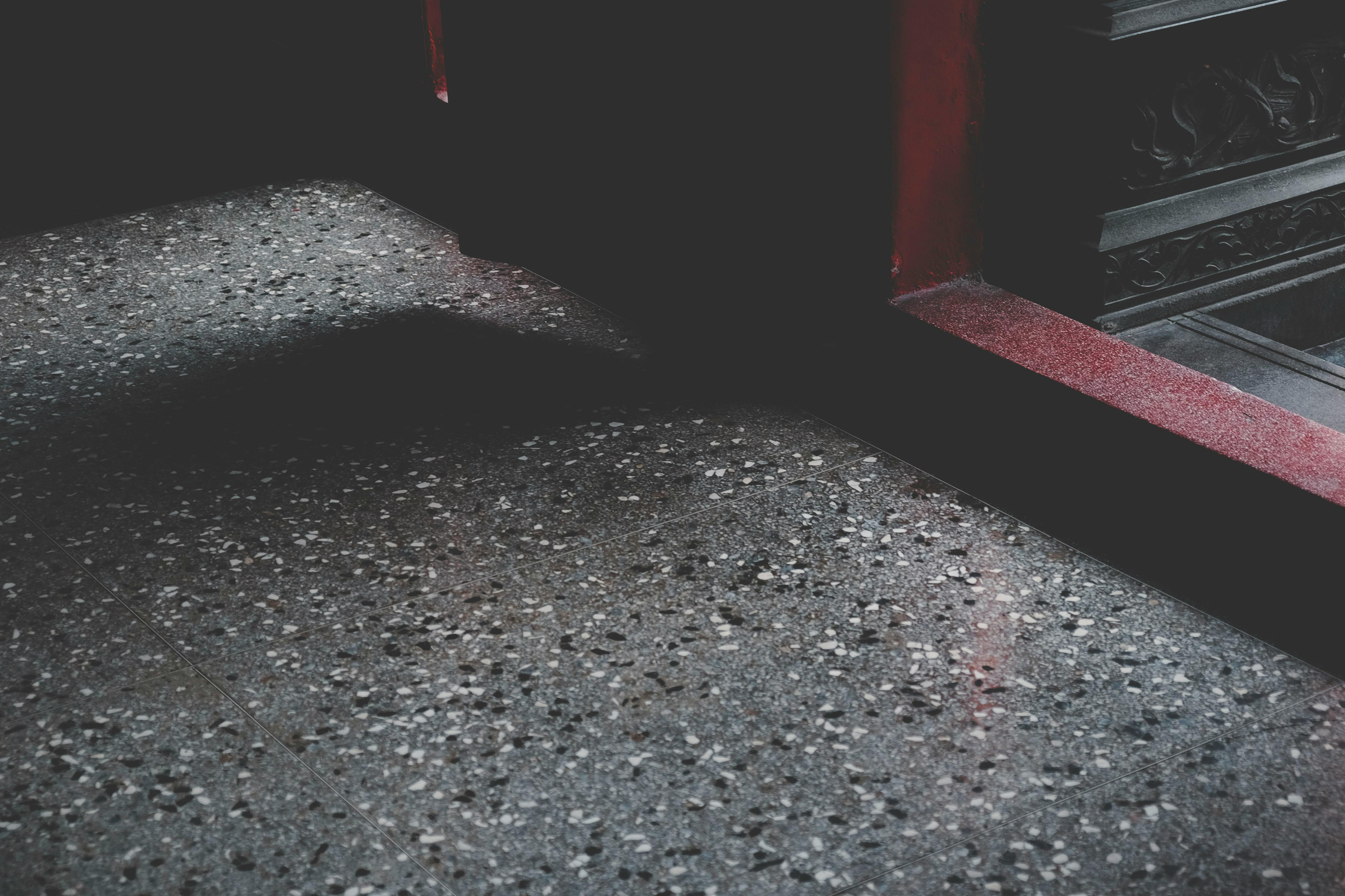 台湾建筑中，带有阴影和纹理的石地板特写，显得喜怒无常