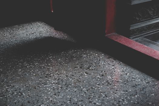 台湾建筑中，带有阴影和纹理的石地板特写，显得喜怒无常