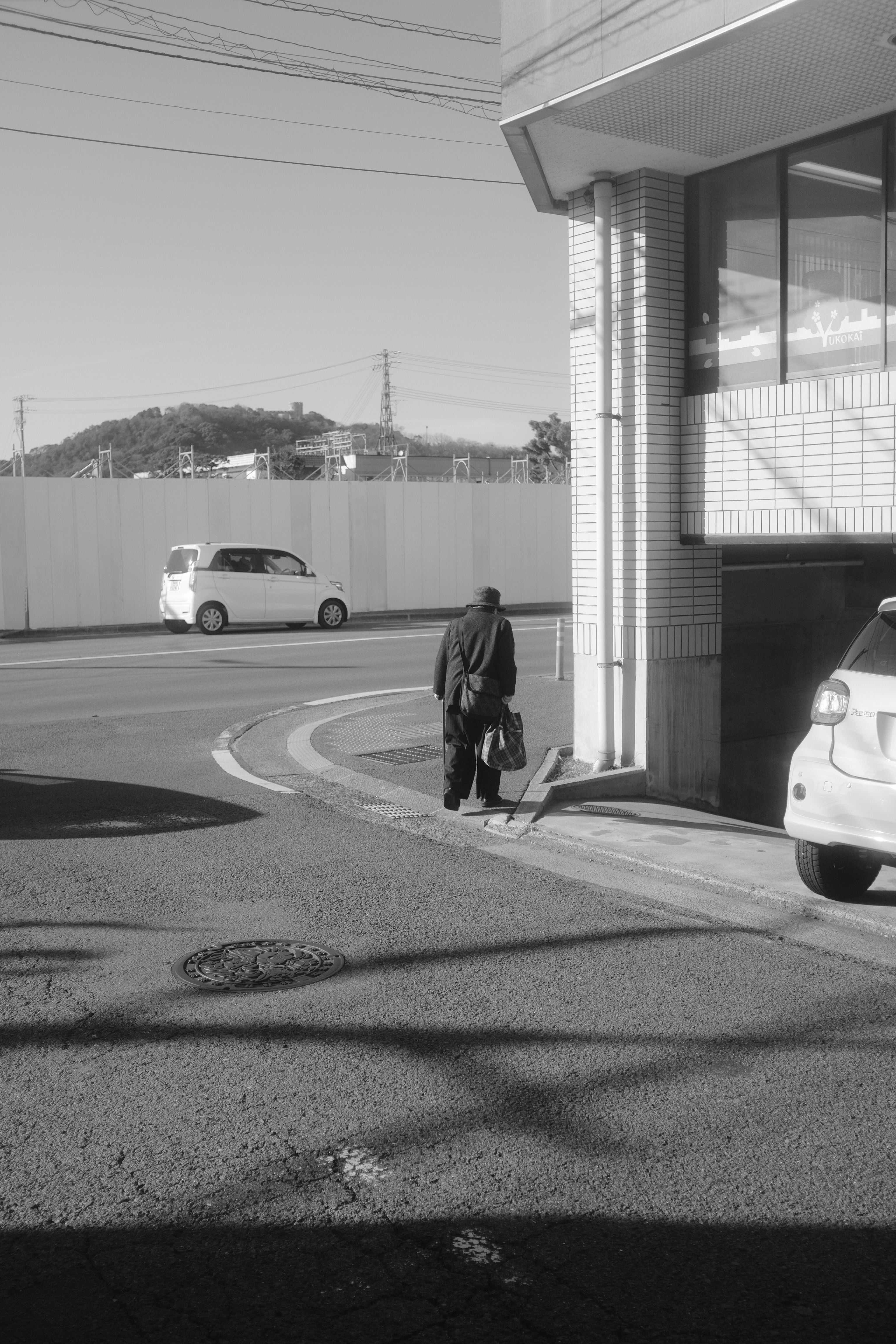 Man Walking on Street in Black and White · Free Stock Photo