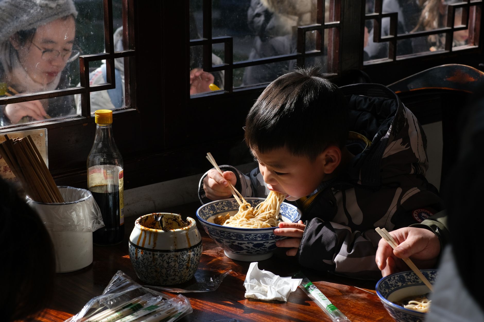 用筷子吃烏龍麵的小孩
