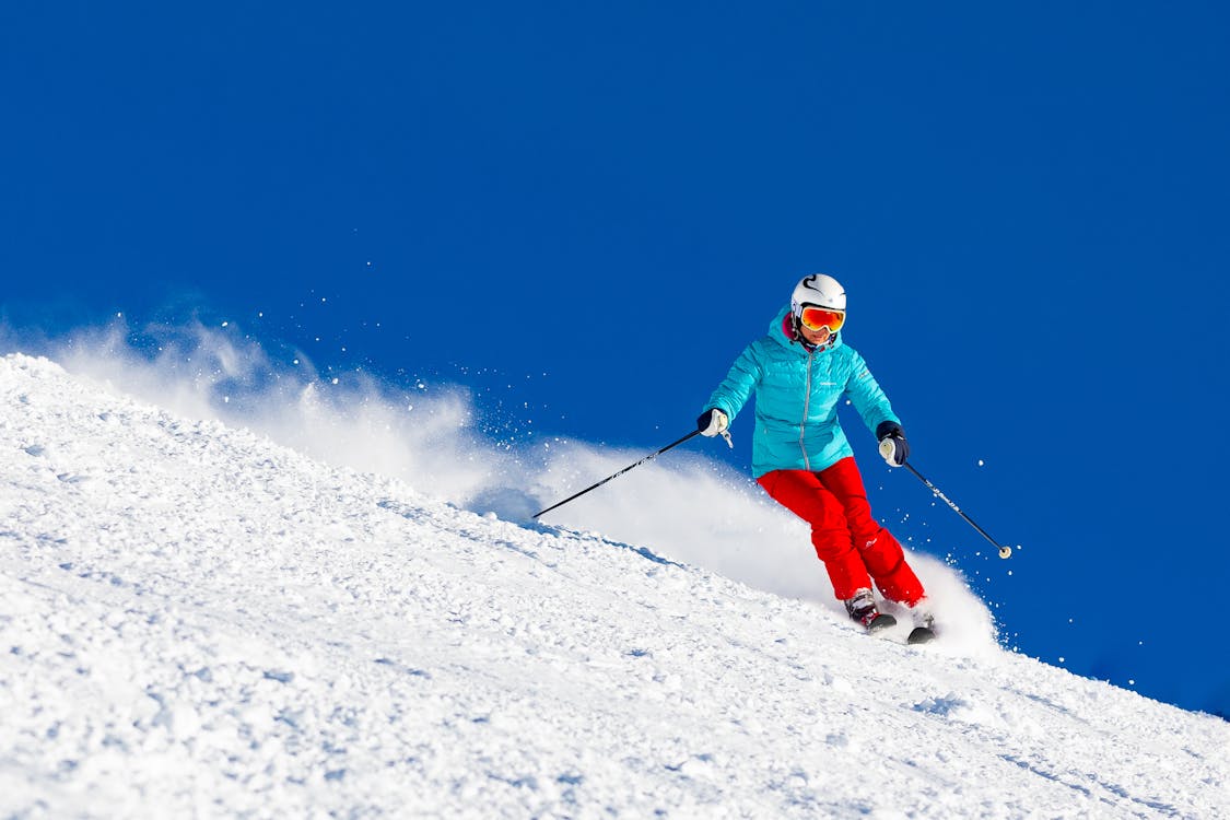 Skifahrerin in blauer Jacke und roter Hose auf der Skipiste · Free ...