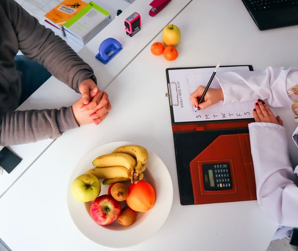 Persona con plan nutricional saludable y frutas