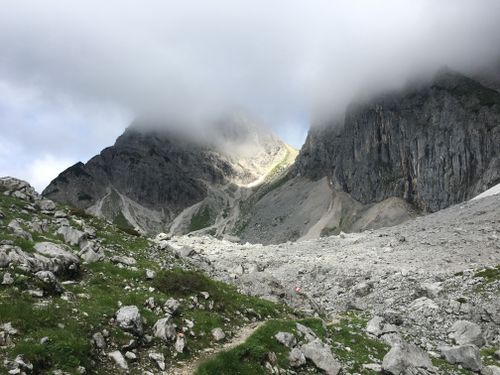 Free Explore the dramatic mist-covered mountains and rocky terrain in this captivating nature scene. Stock Photo