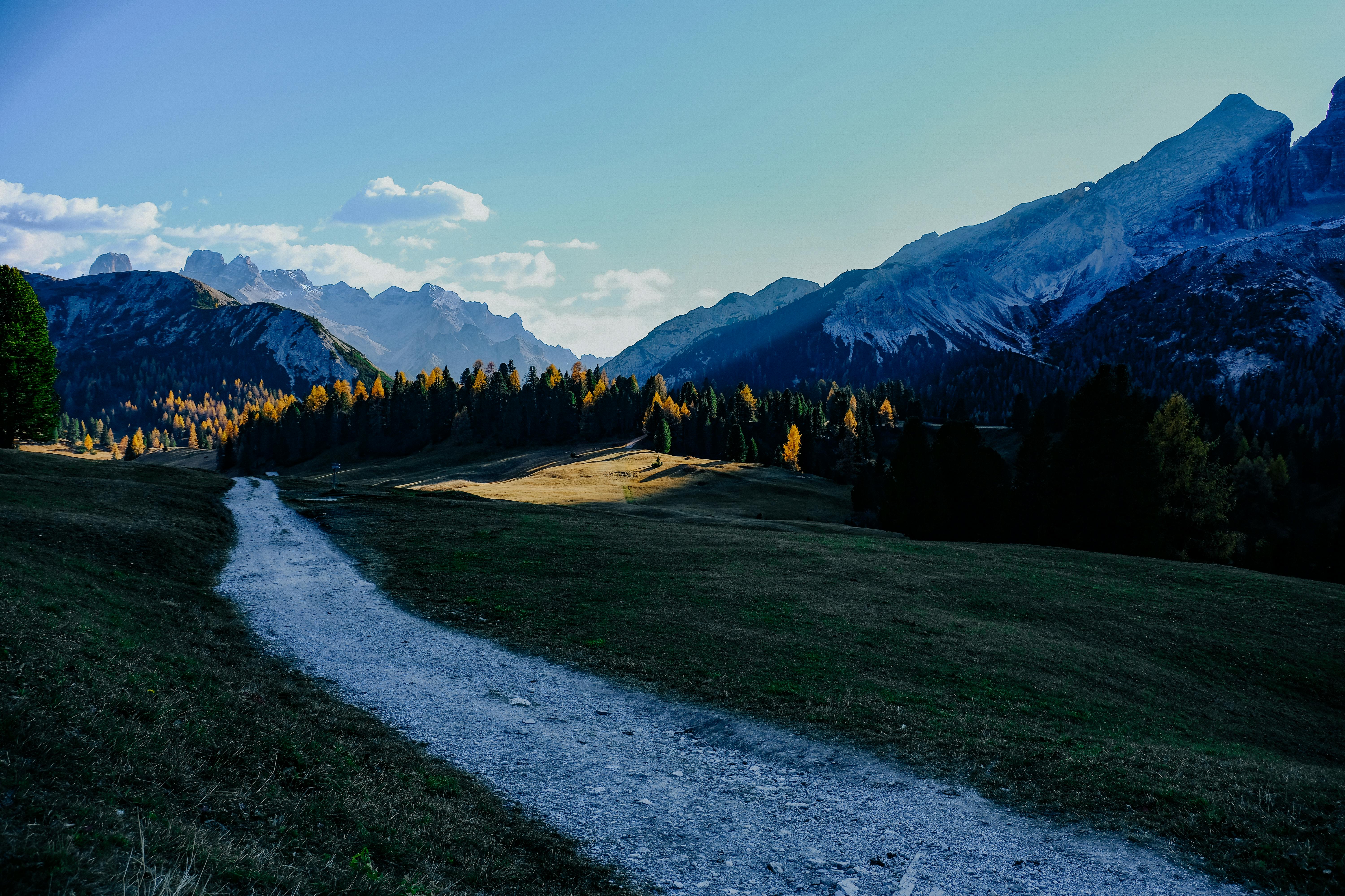 在迷人的秋季，探索意大利多比亚科令人惊叹的山地景观