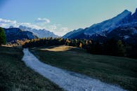 在迷人的秋季，探索意大利多比亚科令人惊叹的山地景观