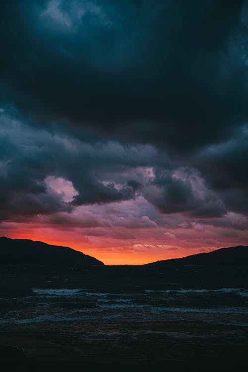 Бесплатное стоковое фото с буря на горизонте, вертикальный выстрел, живописное небо