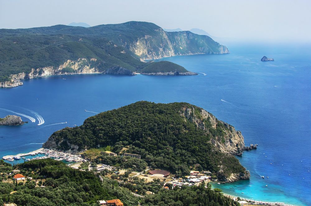 Coasta verde a insulei Corfu cu faleze și Marea Ionică albastră