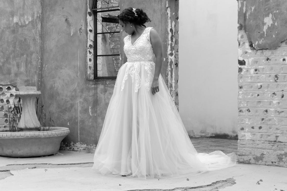 ウェディングドレス モノクロ写真 結婚式の日の無料の写真素材