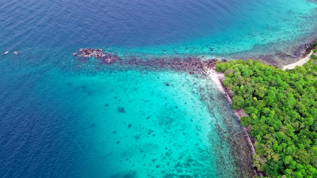 印度尼西亚亚齐原始海滩和碧绿海水的鸟瞰景象令人惊叹