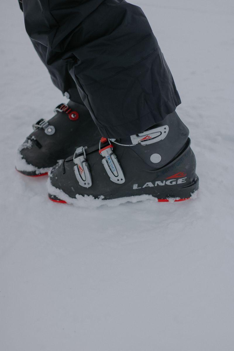 Buty narciarskie w śniegu