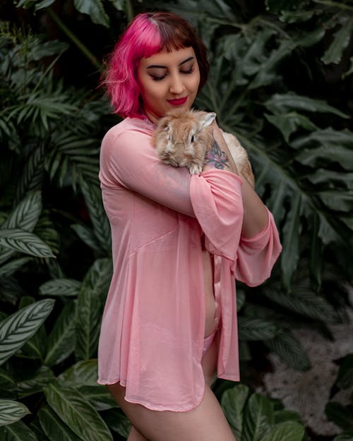 Безкоштовне стокове фото на тему «вертикальні постріл, жінка, кішка»