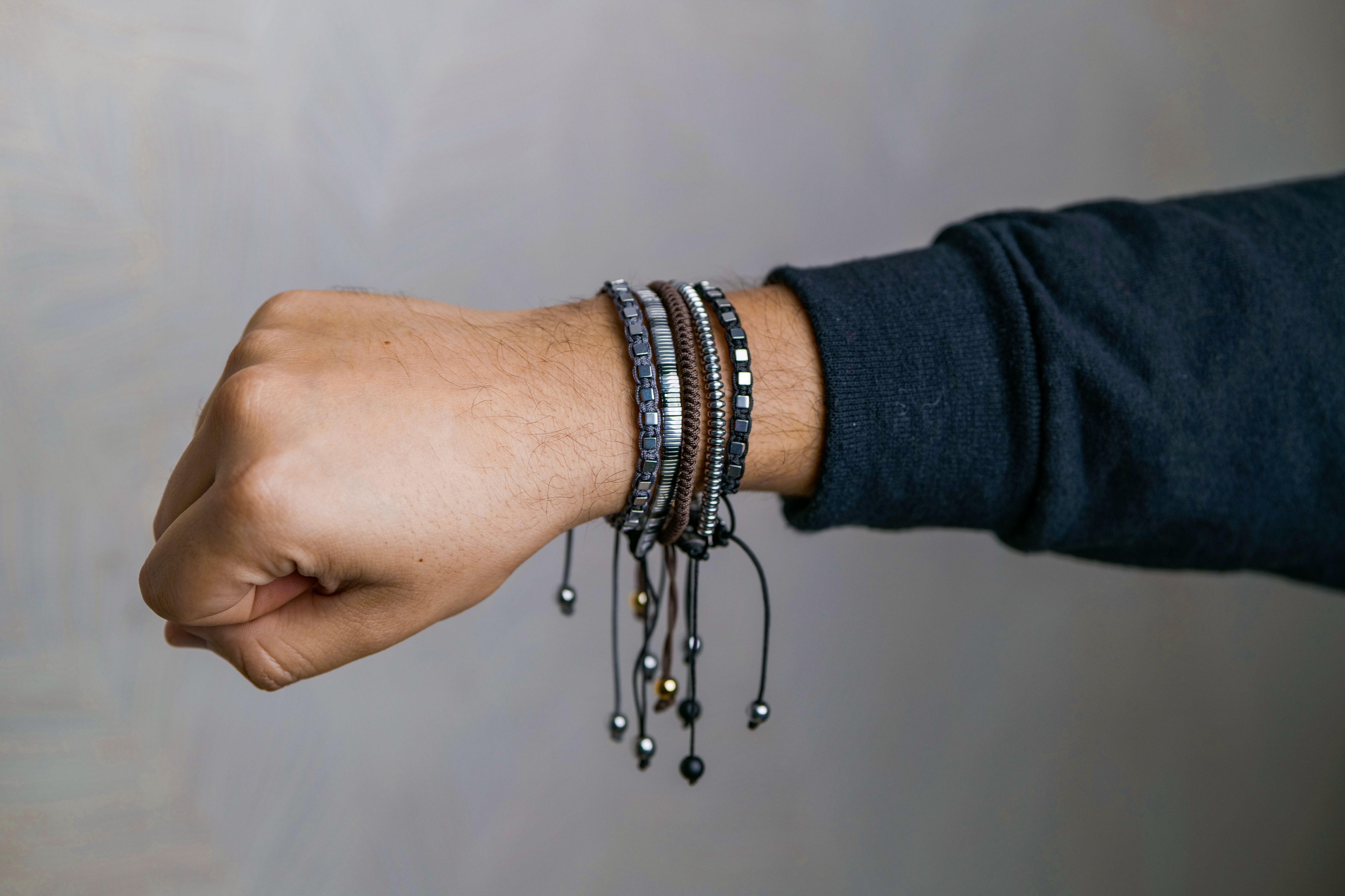 Blog, Guides bracelets - Empilage de bracelets homme en cuir et perles porté au poignet, inspiration bracelet homme Maroc