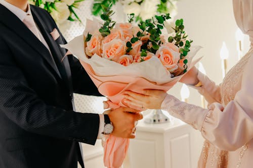 Foto profissional grátis de buquê, casal, celebração