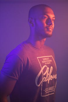 在工作室环境中，一位年轻人的创意肖像通过彩色灯光凸显了时尚与表达力