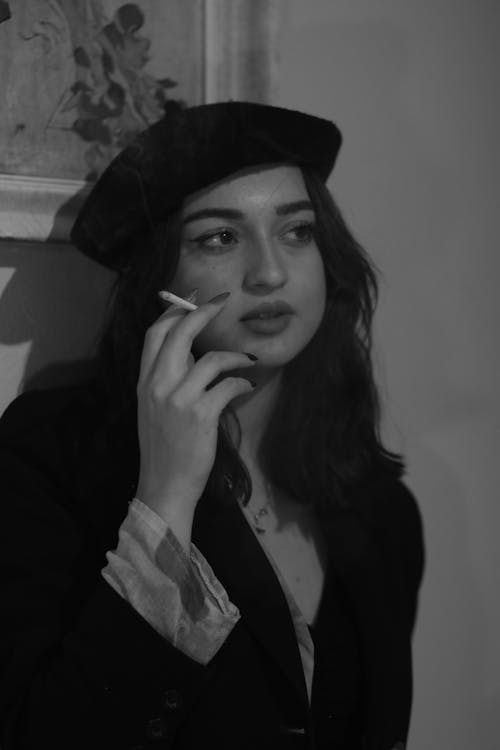 Základová fotografie zdarma na téma černobílý, cigareta, dlouhé vlasy