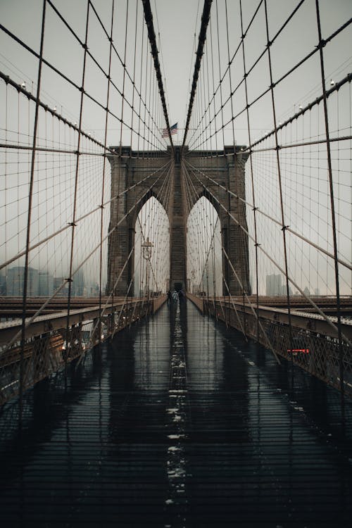 bezplatná Základová fotografie zdarma na téma brooklynský most, cestovní destinace, déšť Základová fotografie