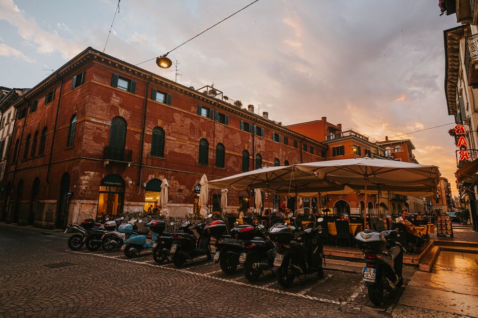 Tavolini all'aperto su una piazza italiana al tramonto