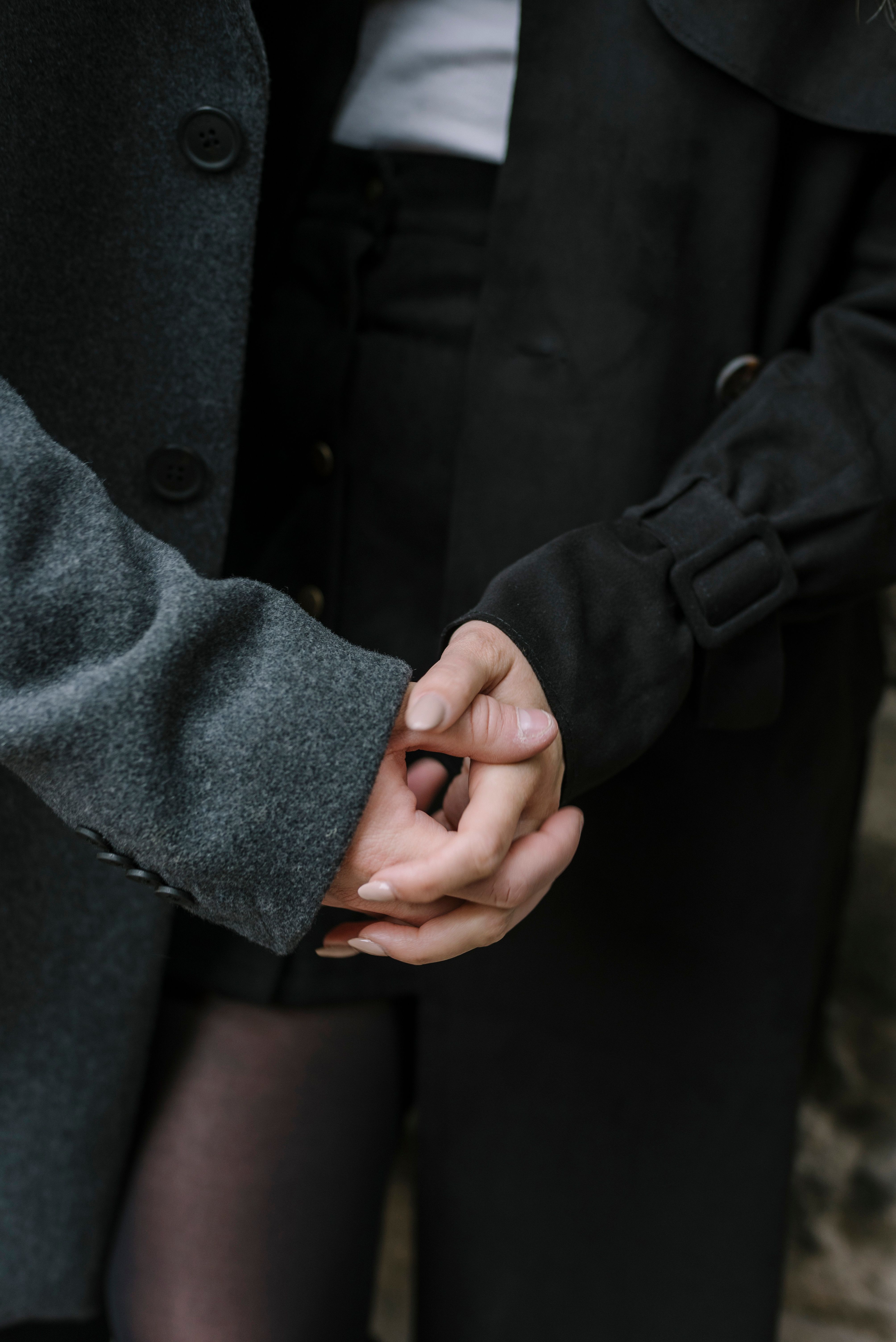 Online dating: starting a conversation on a niche platform