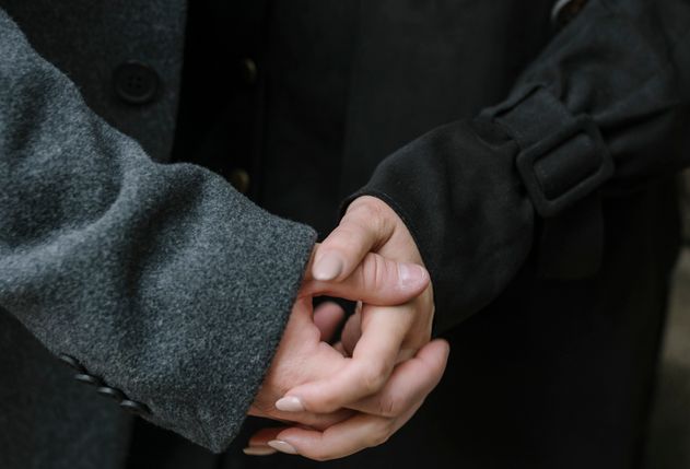 Online dating: starting a conversation on a niche platform