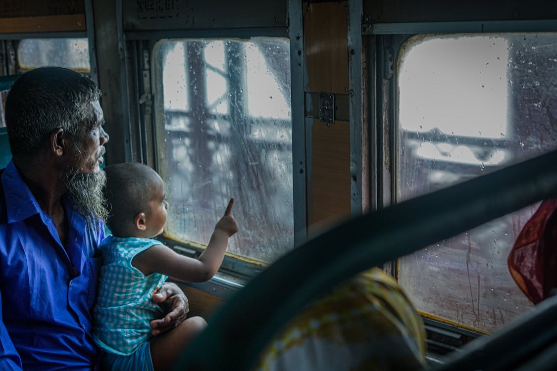 Foto d'estoc gratuïta de assegut, autobús, barba