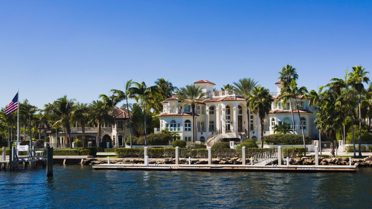 Waterfront homes and palm trees in Fort Lauderdale, the kind of neighborhood people picture when moving to Florida