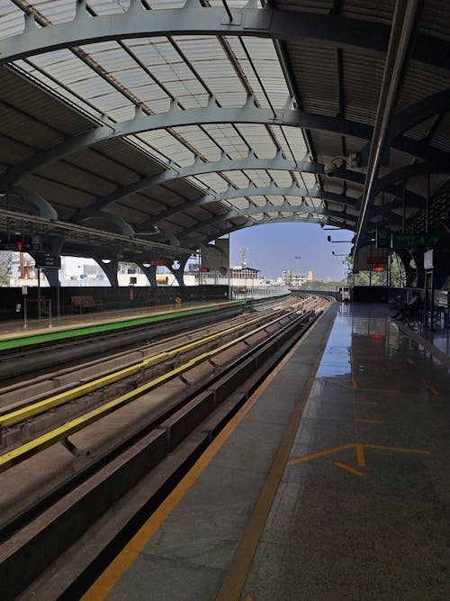 Foto profissional grátis de desocupado, estação de trem, plataforma