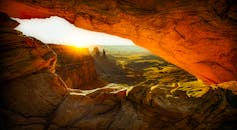 透过梅萨拱门，可以欣赏到迷人的日出景色，以及令人惊叹的岩层和沙漠景观