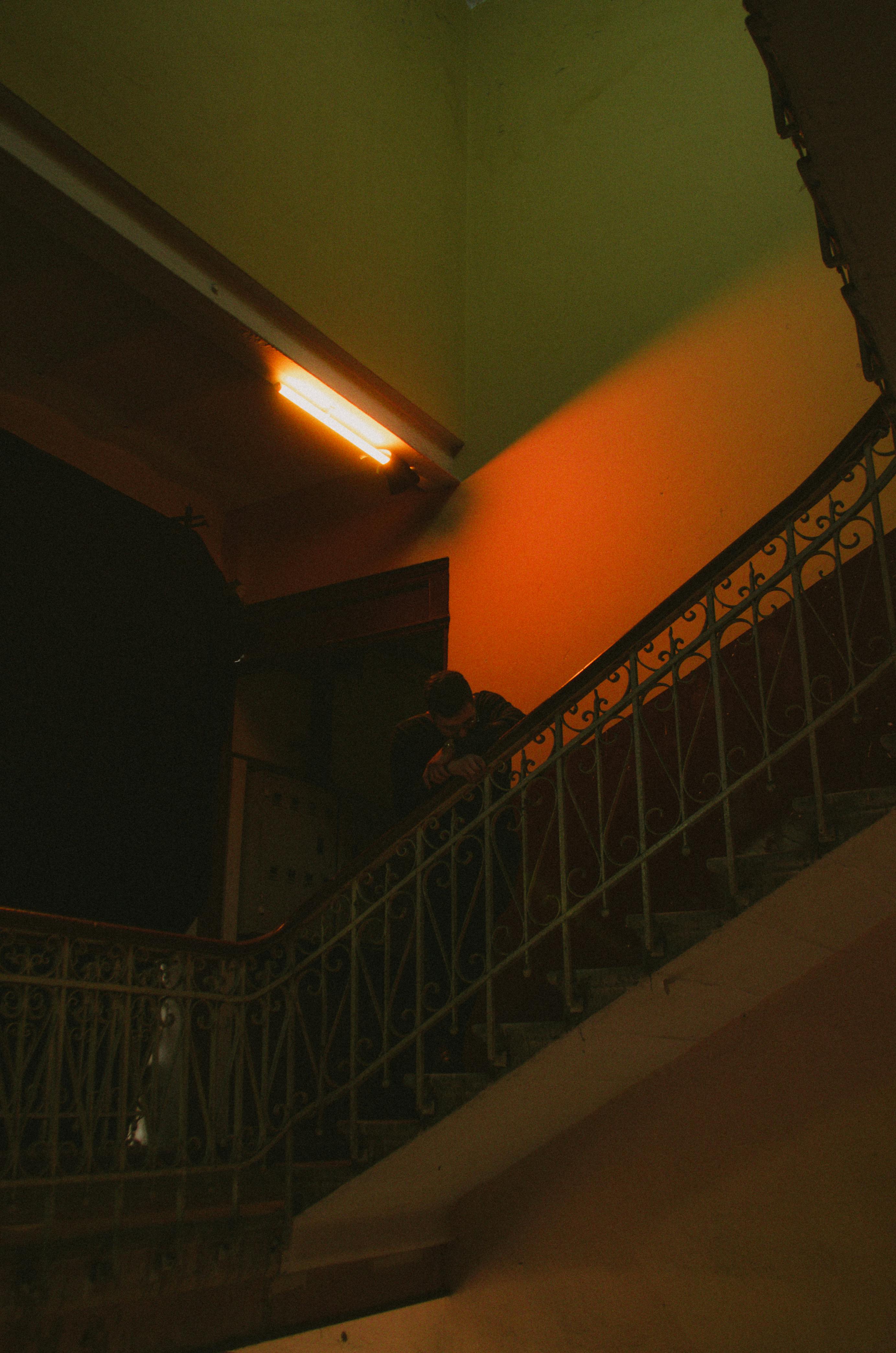 Kostnadsfria Man Står På En Mörk Trappa  Stock foto