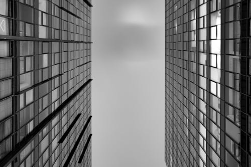 Darmowe zdjęcie z galerii z budynki, czarno-biały, monochromatyczny