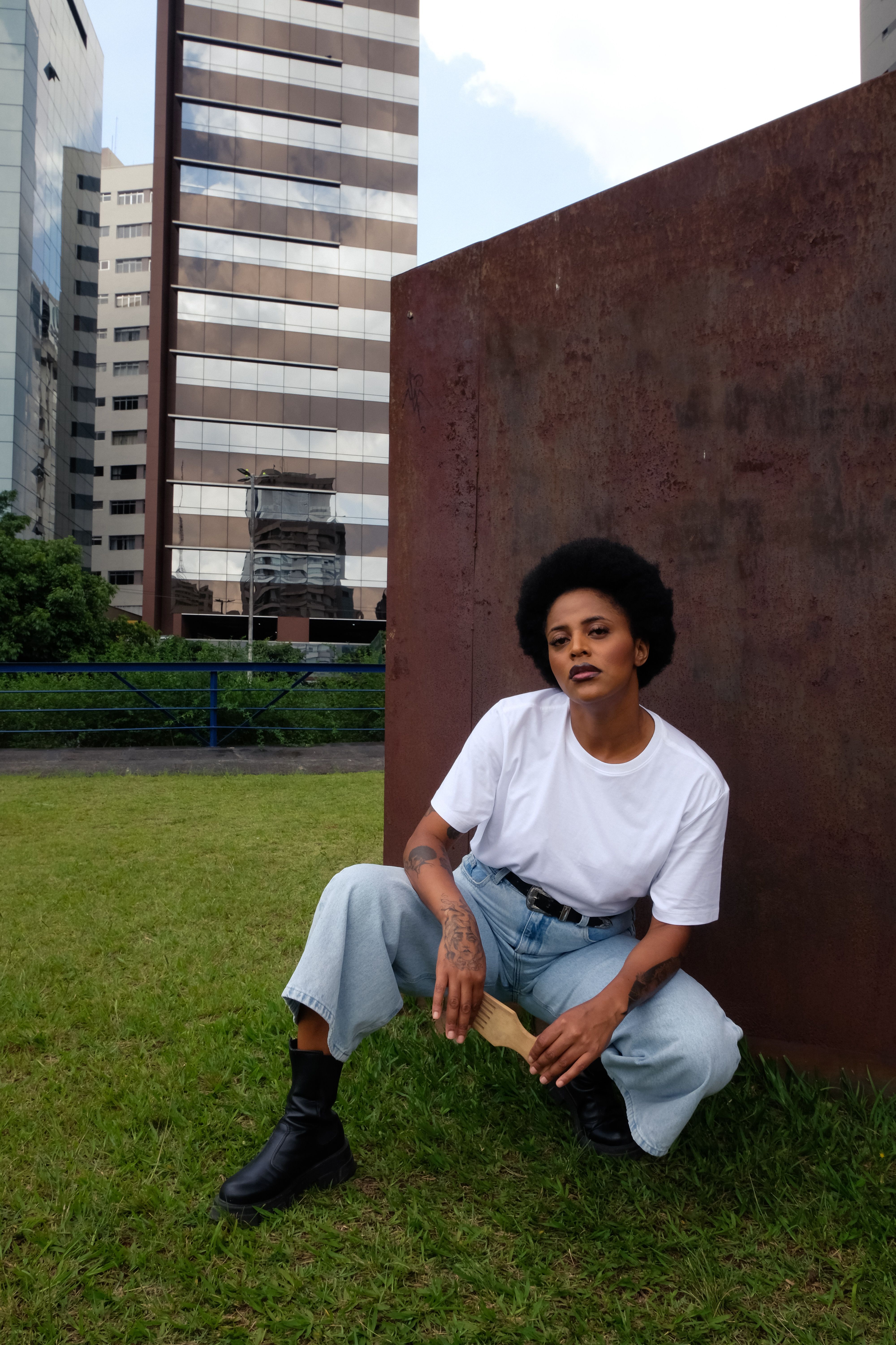 A stylish urban portrait of a woman posing outdoors in São Paulo.