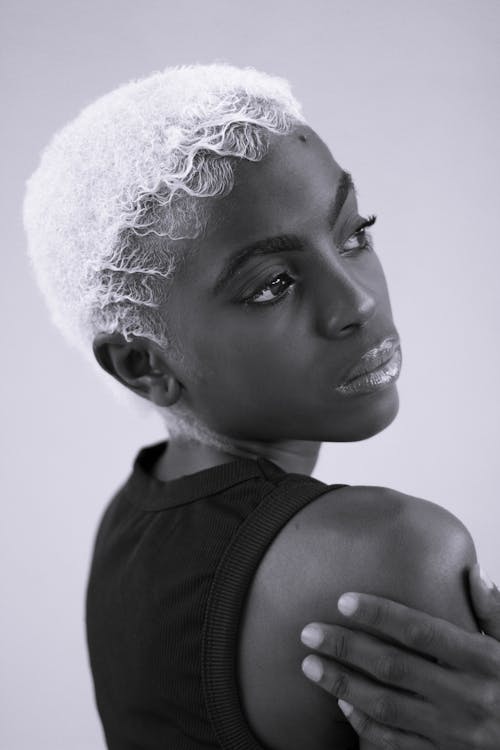 블랙 앤 화이트, 수직 쐈어, 아프리카계 미국인 여성의 무료 스톡 사진