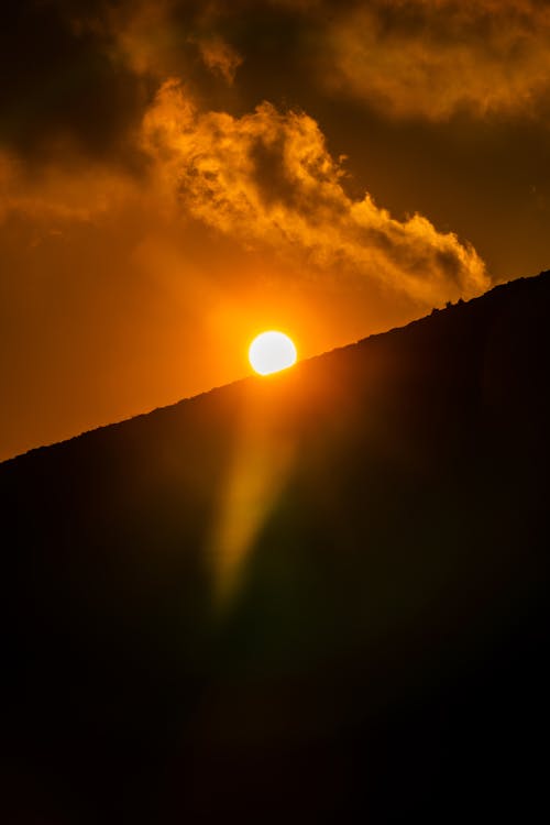 Бесплатное стоковое фото с вертикальный выстрел, восход, гора