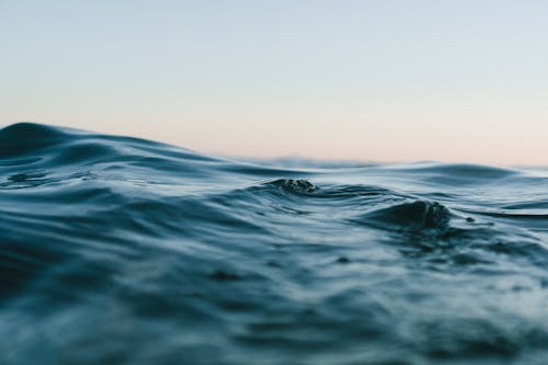 青と白の空の下の水域