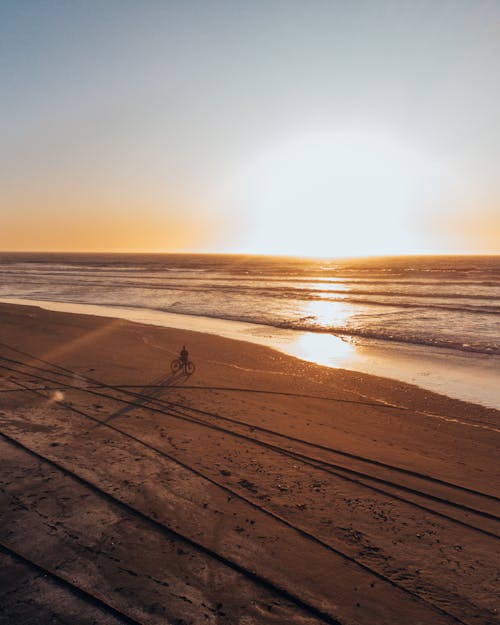 Foto profissional grátis de água, areia, iluminado por trás