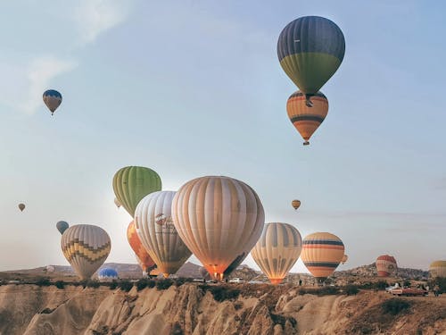 Darmowe zdjęcie z galerii z balony na gorące powietrze, błękitne niebo, góra