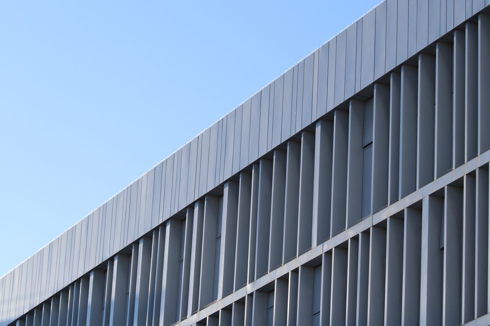 Profilés aluminium sur une façade